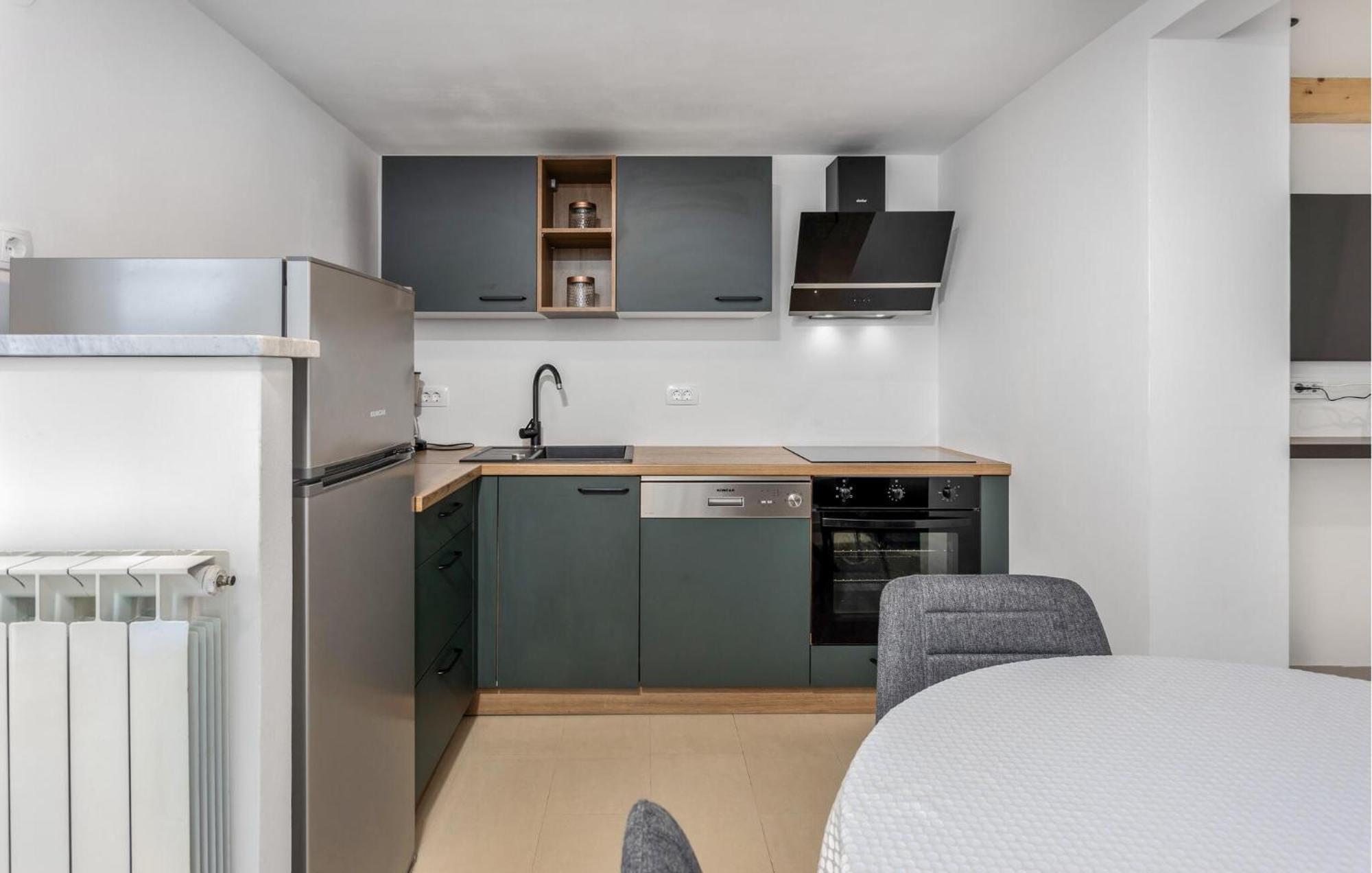 Gorgeous Apartment In Brsec With Kitchen ภายนอก รูปภาพ