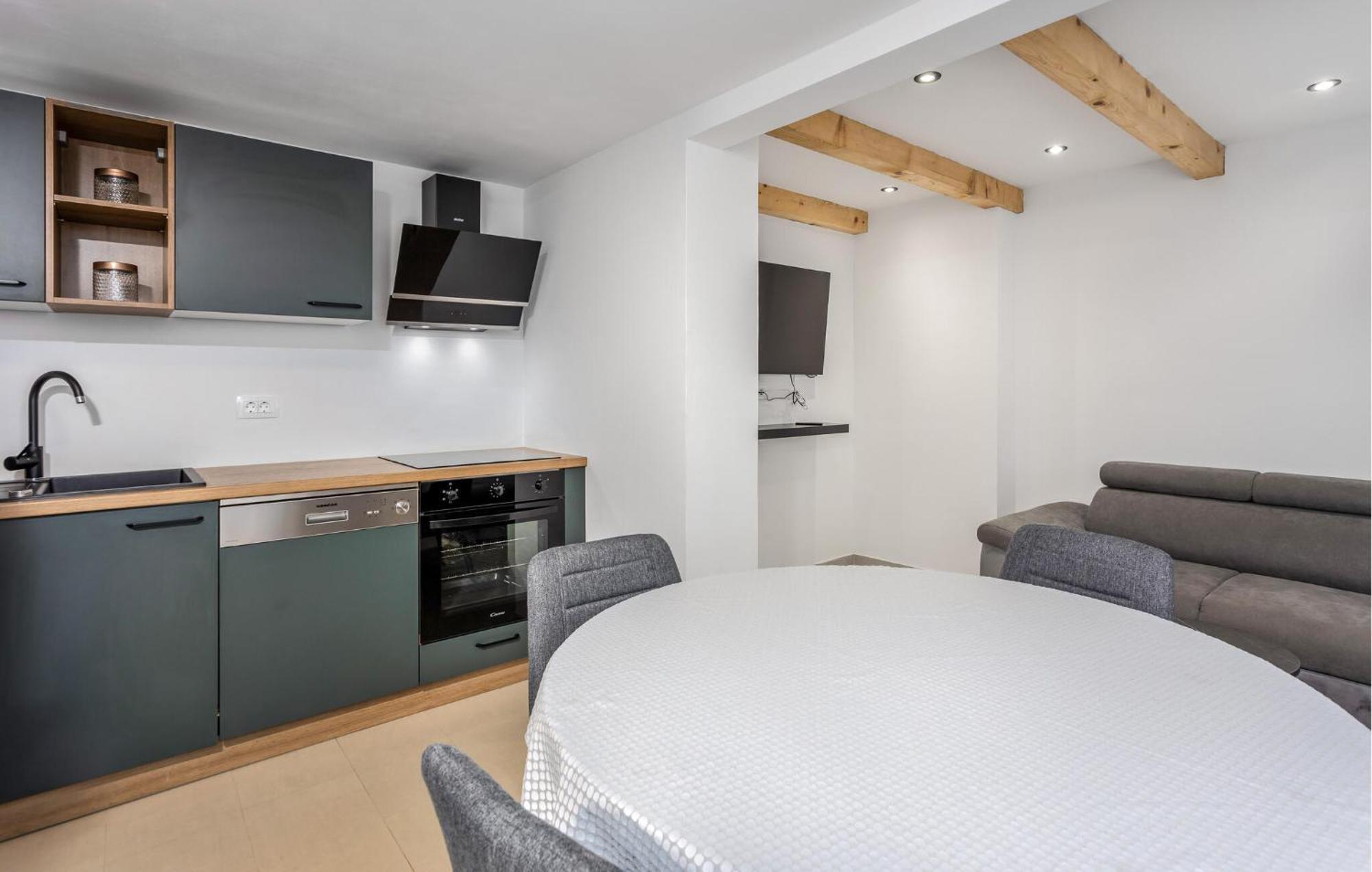 Gorgeous Apartment In Brsec With Kitchen ภายนอก รูปภาพ