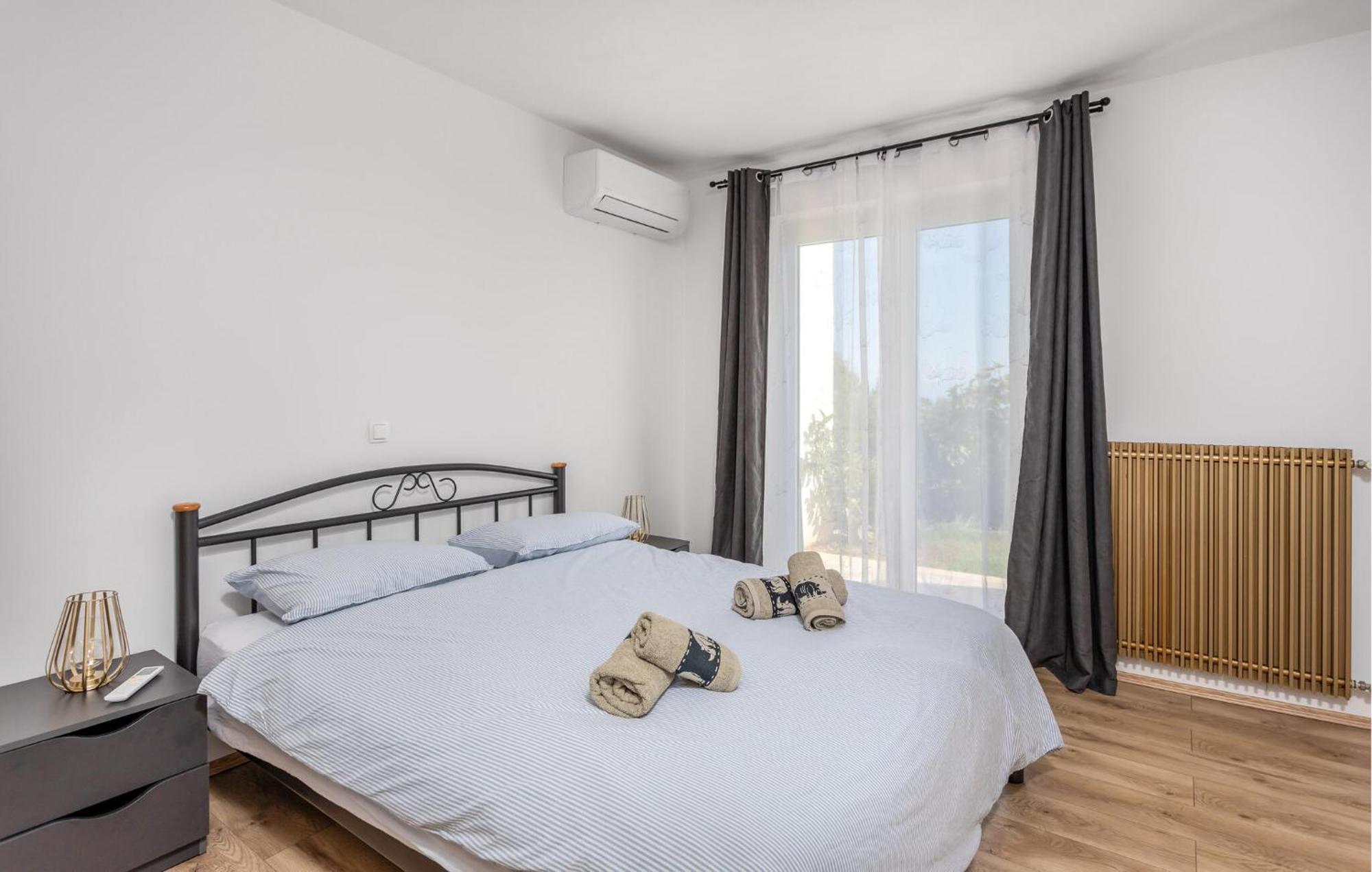 Gorgeous Apartment In Brsec With Kitchen ภายนอก รูปภาพ
