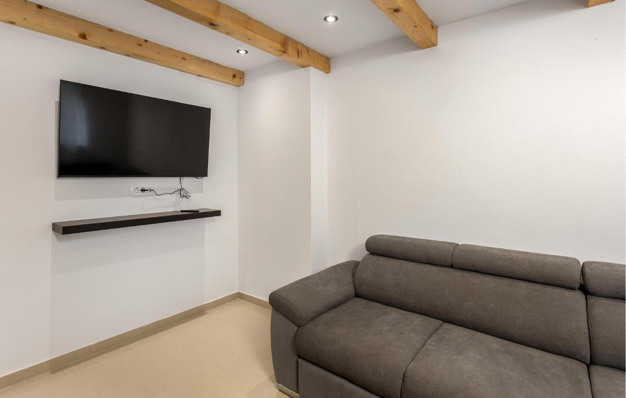 Gorgeous Apartment In Brsec With Kitchen ภายนอก รูปภาพ