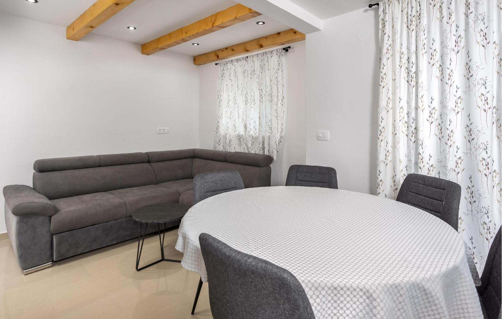 Gorgeous Apartment In Brsec With Kitchen ภายนอก รูปภาพ