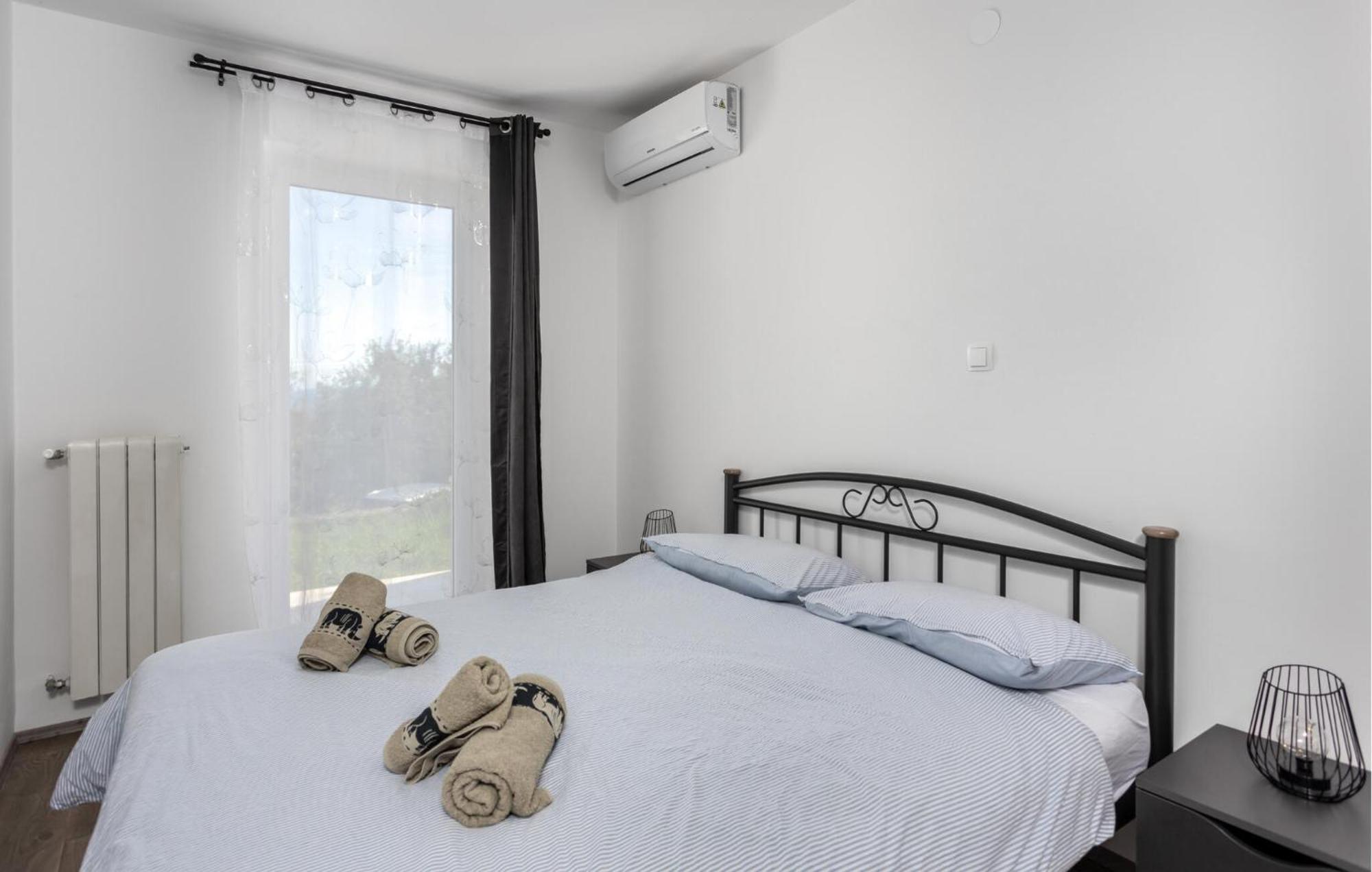 Gorgeous Apartment In Brsec With Kitchen ภายนอก รูปภาพ