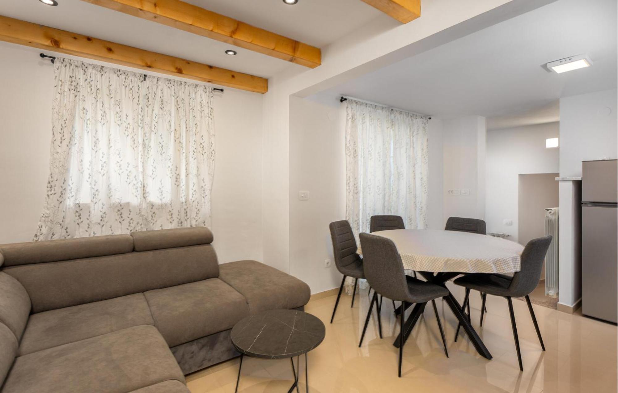 Gorgeous Apartment In Brsec With Kitchen ภายนอก รูปภาพ